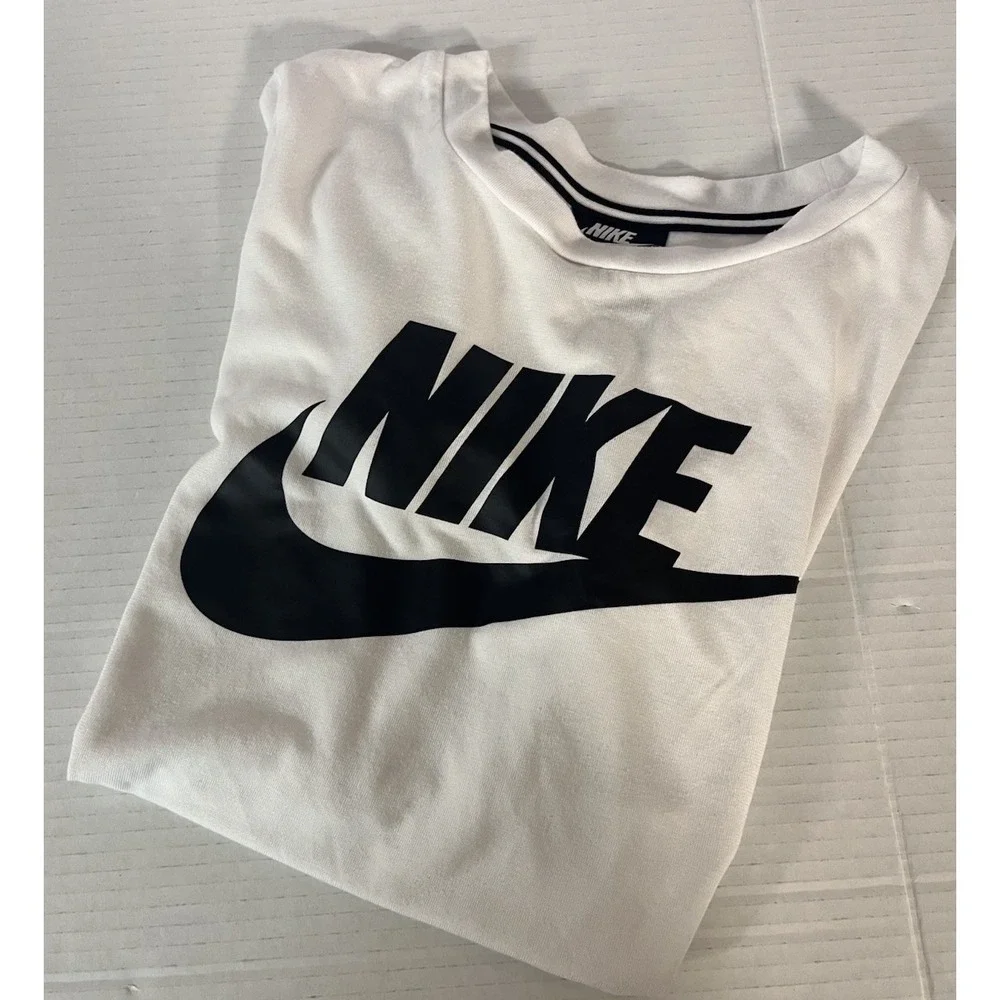 Nike T-Shirt Mens Medium White Short Sleeve Graphic Swoosh Logo